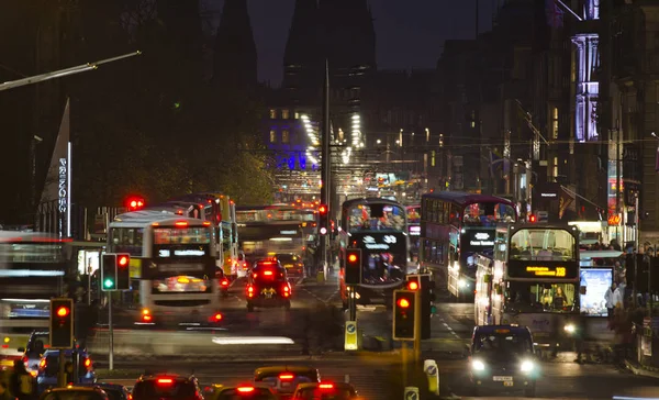 夕方で道路上の移動交通機関のエジンバラ スコットランド 2014 長時間露光ショット — ストック写真