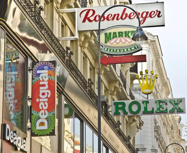 Vienna, Avusturya - 19 Mart: Dükkanı-ön iz kolaylaştırdı ve 19 Mart 2015 diğer ünlü markalar 