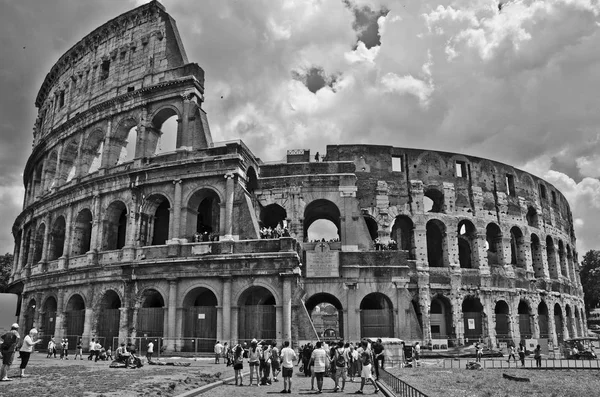 ローマ イタリア 2013 ローマの有名な古代のコロッセオの黒と白のショット — ストック写真