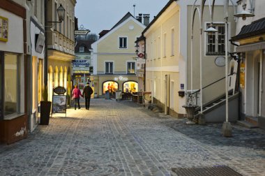 Melk, Avusturya - 21 Mart 2015: sessiz akşam sokak Melk City