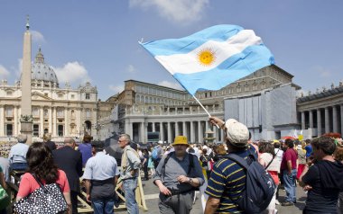 Vatikan, Roma - 5 Haziran 2013: Arjantin bayrağı ile turist Papalık Basilica of St. Peter Meydanı'Vatikan Grup