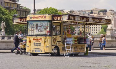 Roma - 5 Haziran: dondurma van Caddesi üzerinde kişi ile