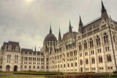 Budapeşte Parlamento Binası bulutlu gökyüzü altında