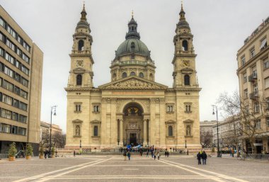 St stephens Katedrali'ne ve insanların yürüme ile Meydanı