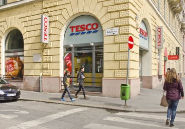 Budapest, Macaristan - 27 Mart 2015: Tesco mağaza sokak Budapeşte, cephe