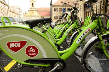 Budapeşte, Macaristan - 27 Mart: kiralamak için 27 Mart 2015 için yerleştirilmiş Mol Bubi kamu Bisiklet sistem bisikletler 