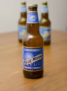 Mavi Ay denen beyaz Belçika birası şişeleri 