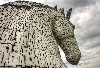 Falkirk, Büyük Britanya - 30 Haziran 2015: Kelpies heykeller bulutlu gökyüzü ile