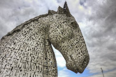 Falkirk, Büyük Britanya - 30 Haziran 2015: Kelpies heykeller bulutlu gökyüzü ile