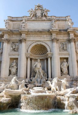 Trevi Çeşmesi önden görünüm güneş ışığı altında Roma, İtalya