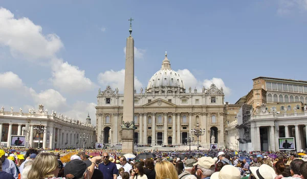 Vatikanen Rom Juni 2013 Berömda Torget Påvliga Basilikan Peterskyrkan Vatikanen — Stockfoto