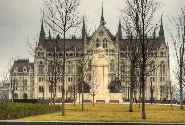 布达佩斯议会大厦与光秃秃的树 — 图库照片