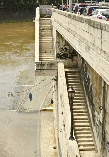 Roma Giugno Percorso Inaccessibile Lungo Fiume Tevere Allagato Giugno 2013 — Foto Stock