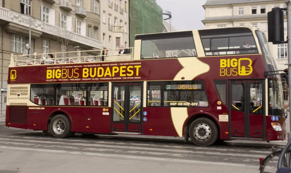 Budapeşte, Macaristan - 24 Mart 2015: Büyük otobüs Budapeşte araç sürme şehir