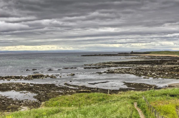 Coastal Landscape Rocks Green Grass Cloudy Sky — Stock Photo, Image