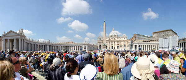 VATICAN CITY - JUNE 5: pilgrims and tourists in Saint Peter 's Square for a Papal audience on June 5, 2013
 