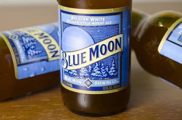 Пляшки Білого Бельгійського Пива Під Назвою Синій Місяць Ліцензійні Стокові Зображення