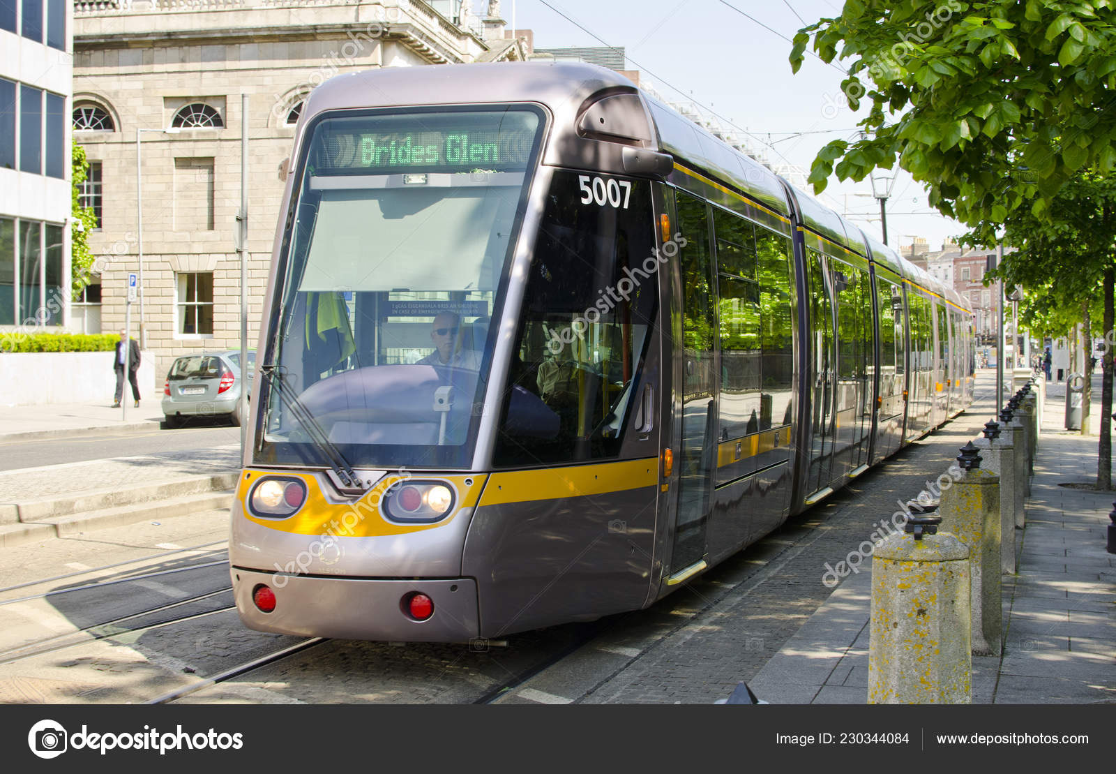 ダブリン アイルランド ダブリン アイルランドの木が通りにトラムのルアス線 — ストック編集用写真©brendan_howard#230344084