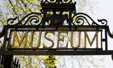 Müze önünde yeşil ağaçlar iz yakın çekim çekim