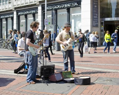 Dublin, İrlanda - 25 Mayıs: müzisyenler Grafton Street ve St Stephen's Green üzerinde 25 Mayıs