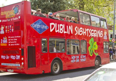 Dublin, İrlanda - 25 Mayıs: Dublin gezi tur otobüs turist
