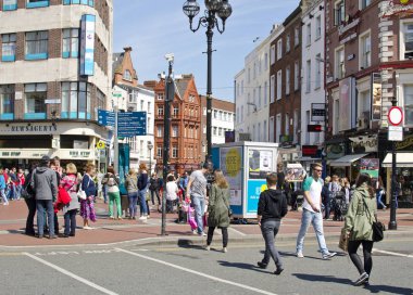 Dublin, İrlanda - 25 Mayıs 2013: Grafton Street Dublin birçok alışveriş
