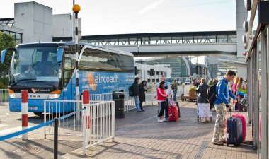 Dublin, İrlanda - 25 Mayıs: otobüs ve turist oteller Dublin Havaalanı'nda Terminal 2 25 Mayıs 2013 