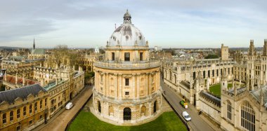Oxford, İngiltere - 4 Mart 2013: Oxford Üniversitesi'nin eski binaların havadan görünümü