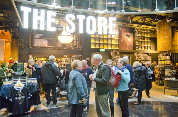 Dublin Ierland Mei Mensen Lopen Guinness Storehouse Mei 2013 — Stockfoto