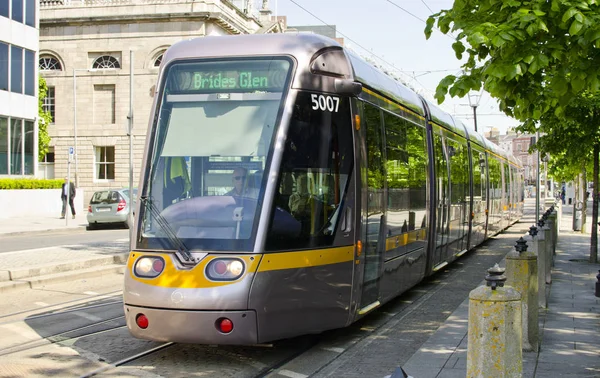 Dublin Rlanda Mayıs Luas Tramvay Street Dublin Rlanda Ağaçları Ile — Stok fotoğraf