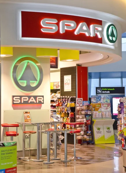 Dublin, İrlanda - 25 Mayıs: Spar mağaza giriş 25 Mayıs 2013 sembolü ile 