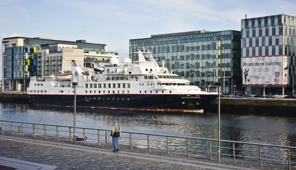 Dublin Irlanda Maio Navio Silver Explorer Porto Com Edifícios Vidro — Fotografia de Stock