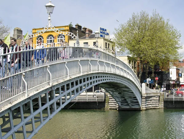 Dublin Irlanda Maio Ponte Penny Sobre Rio Liffey Maio 2013 — Fotografia de Stock