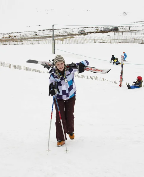 Jonge Vrouw Geniet Van Skivakantie Het Skigebied Glenshee Ski Centre — Stockfoto