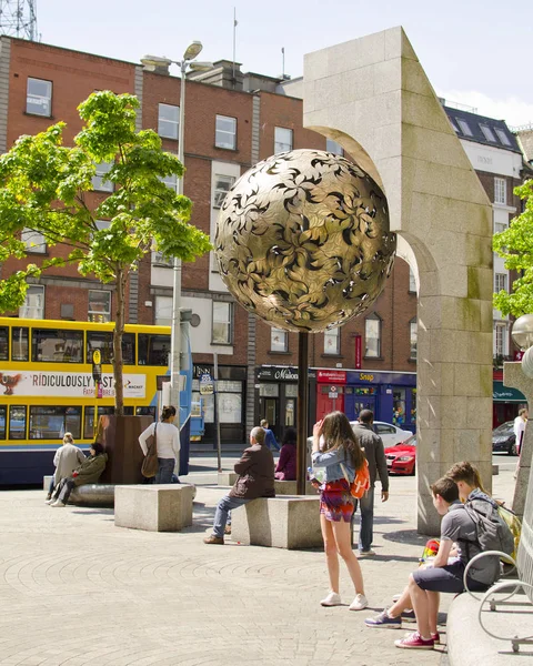 Dublin Irlandia Maja 2013 Rzeźba Metalowej Kulki Ulicy Dublina — Zdjęcie stockowe