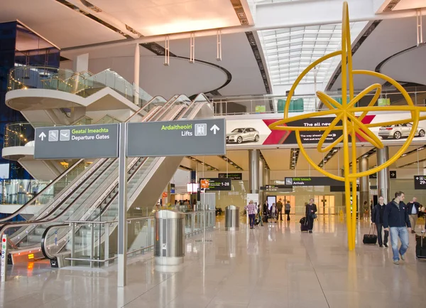 Dublin Ierland Mei Interieur Van Terminal Met Mensen Roltrappen Dublin — Stockfoto