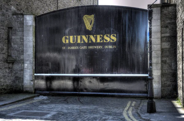Dublin, İrlanda - 25 Mayıs: 25 Mayıs 2013 tarihinde Guinness Storehouse kapıda