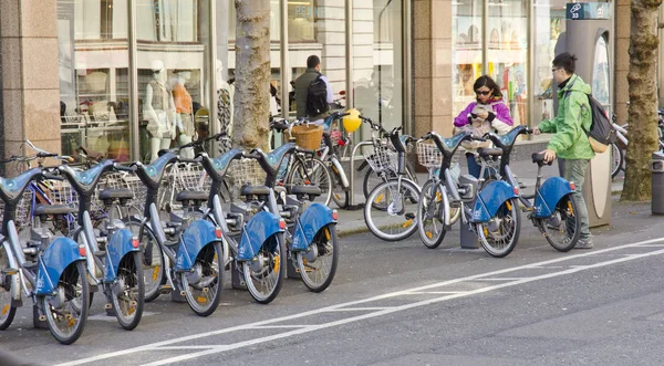 Dublino Irlanda Maggio Biciclette Noleggio Persone Strada — Foto Stock