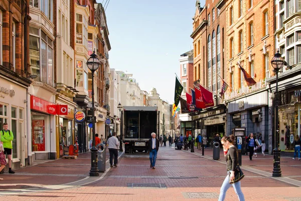 Dublin, İrlanda - 25 Mayıs 2013: Yayalar Grafton Street yürüyüş