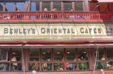  Dublin, İrlanda - 25 Mayıs 2013: güzel Bewleys Oriental kafeler cephe