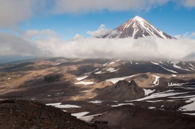 Koryaksky volkan Avachinsky yamaç görüldüğü gibi. Koryakskaya Sopka bulutların üzerinde yükselir. Extrusive rock deve denilen aşağıda görülebilir. Nalychevo Doğa Parkı, Kamçatka Krayı, Rusya Federasyonu