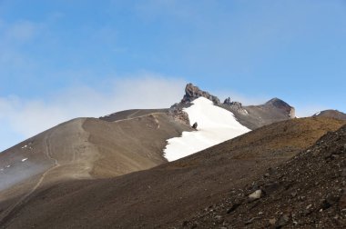 Yolun Avachinsky volkanın tepesine extrusive buzlu. Nalychevo Doğa Parkı, Kamçatka Krayı, Rusya Federasyonu