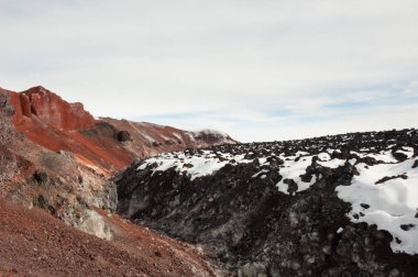 Volkanik kaya Avachinskaya Sopka üstündeki gerçeküstü Mars peyzaj kurdu. Volkanik krater donmuş lav 1991 Erüpsiyonu sonra engellendi. Active fumaroles Buhar ve gazlar yayarlar. Nalychevo Doğa Parkı, Kamçatka Krayı, Rusya Federasyonu