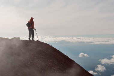 Avachinsky volkan üstündeki bir gezgin çok uzak görünüyor. Nalychevo Doğa Parkı, Kamçatka Krayı, Rusya Federasyonu