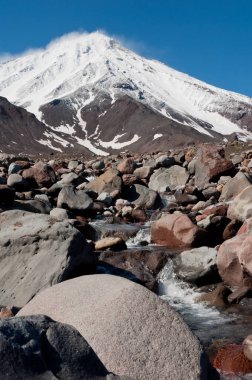 Koryaksky volkan karlı başından aşağı çalışan bir buhar. Avachinsky Pass. Nalychevo Doğa Parkı, Kamçatka Krayı, Rusya Federasyonu