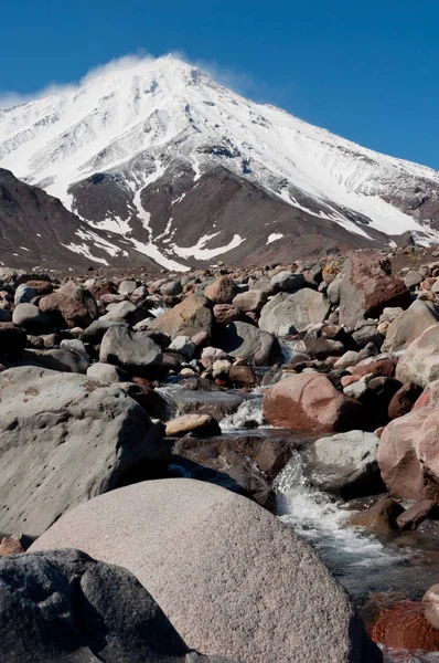 Vapor Que Baja Cabeza Nevada Del Volcán Koryaksky Paso Avachinsky Fotos De Stock