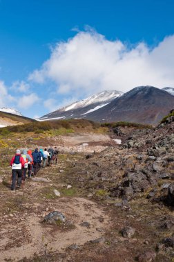 Turistler Dzenzur volkan, Nalychevo Doğa Parkı, Kamçatka Krayı, Rusya Federasyonu hiking