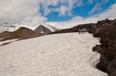 Turistler Dzenzur volkan, Nalychevo Doğa Parkı, Kamçatka Krayı, Rusya Federasyonu hiking