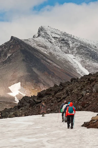 Turistas Senderismo Volcán Dzenzur Parque Natural Nalychevo Kamchatka Krai Rusia — Foto de Stock