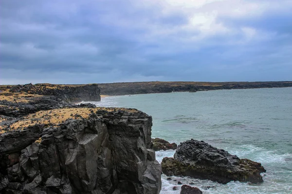 Halvön Snaefellsnes, Snaefellsjökull, west Island fotograferad på en regnig dag när havet var ganska aktiv — Stockfoto